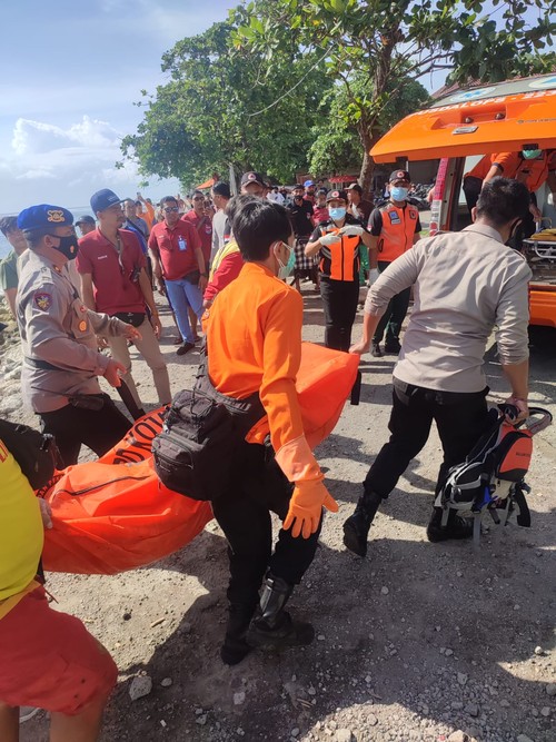 Penemuan mayat perempuan tanpa identitas di Pantai Matahari Terbit, Denpasar saat dievakuasi oleh petugas.