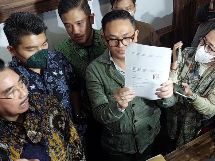 Pengacara memperlihatkan surat perdamaian Rizky Billar dan Lesti Kejora di kasus KDRT.