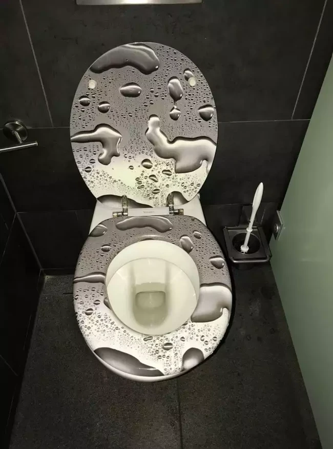 Closet yang satu ini terlihat seperti penuh dengan bercak air. Desainnya bisa bikin terkecoh dan membuat penggunanya ingin mengelap berkali2 nih.. Foto: Reddit