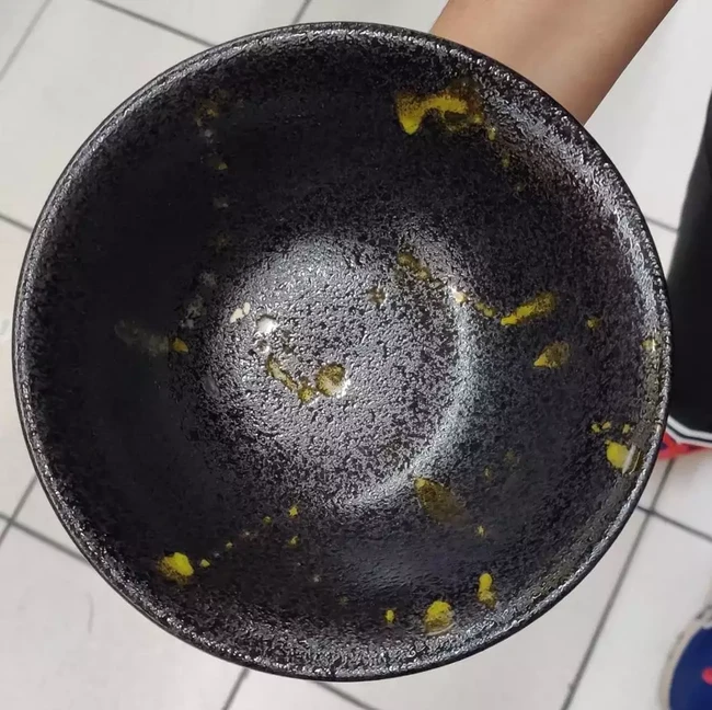 Selera makanmu mungkin akan berkurang kalau menggunakan piring yang satu ini. Lihat saja desainnya, seperti piring kotor yang tidak dicuci. Foto: Reddit