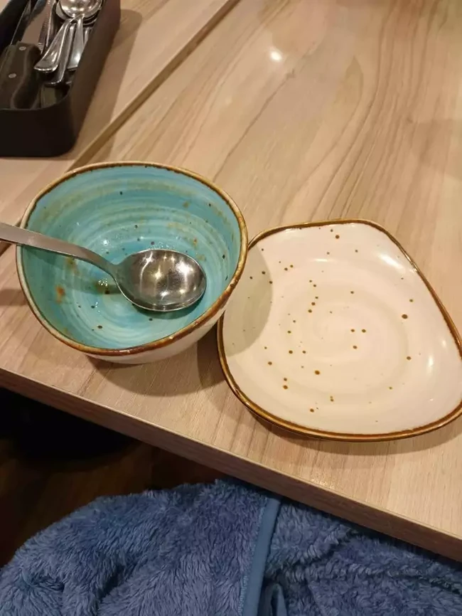 Niatnya pengin bikin bentuk piring dan mangkuk yang estetik, tapi endingnya justru jadi terlihat seperti ini. Kamu mau nggak beli piring modelnya seperti ini? Foto: Reddit