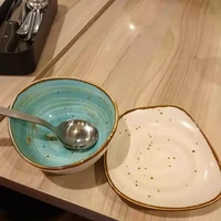 Niatnya pengin bikin bentuk piring dan mangkuk yang estetik, tapi endingnya justru jadi terlihat seperti ini. Kamu mau nggak beli piring modelnya seperti ini? Foto: Reddit