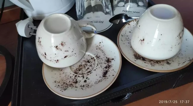 Kalau yang tadi piringnya, yang satu ini versi cangkir dan tatakannya. Desainnya justru bikin jadi terlihat kayak ketumpahan bubuk kopi ya? Foto: Reddit