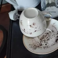 Kalau yang tadi piringnya, yang satu ini versi cangkir dan tatakannya. Desainnya justru bikin jadi terlihat kayak ketumpahan bubuk kopi ya? Foto: Reddit