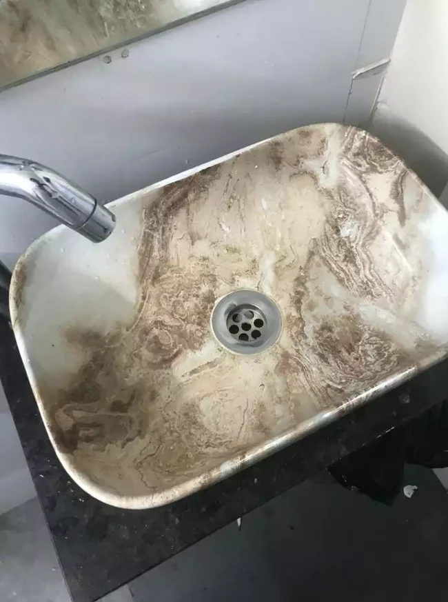 Tampaknya desain wastafel ini kurang pas. Bukan terlihat estetik dan instagrammable, wastafel justru jadi terlihat kotor dan dekil. Foto: Reddit