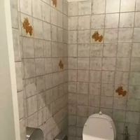 Kalau dilihat sekilas dinding toilet ini tampak kotor dengan dipenuhi noda-noda kuning. Namun jika diperhatikan lagi ternyata noda-noda tersebut merupakan bagian dari desain dindingnya, bukan karena kotor. Foto: Reddit