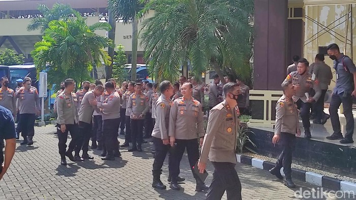 Perwira tinggi Polri kumpul di PTIK, siap-siap ke Istana penuhi panggilan Jokowi. (Azhar Bagas R/detikcom)