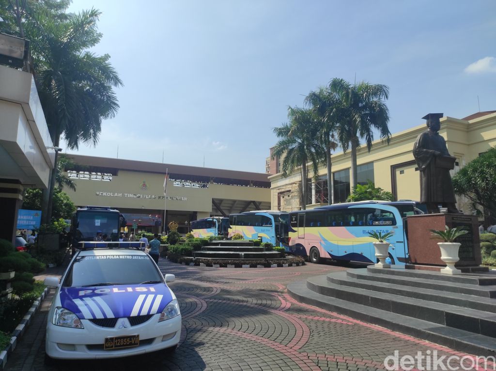 Perwira tinggi Polri kumpul di PTIK, siap-siap ke Istana penuhi panggilan Jokowi. (Azhar Bagas R/detikcom)