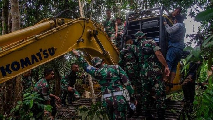 Petugas mengamankan alat berat yang diduga digunakan untuk merambah hutan