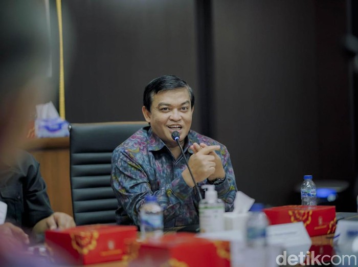 Plt Dirjen Imigrasi Widodo Ekatjahjana saat menyerap aspirasi pengusaha di Surabaya