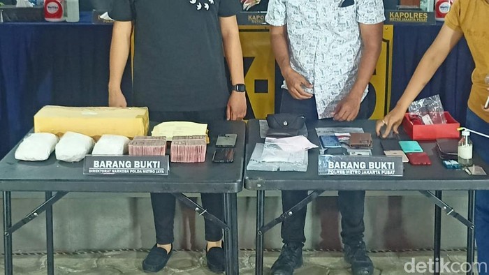 Polda Metro Jaya akan mengungkap kasus narkoba yang menjerat Irjen Teddy Minahasa. Barang bukti kasus tersebut ditampilkan Polres Metro Jakarta Pusat. (Adrial Akbar/detikcom)