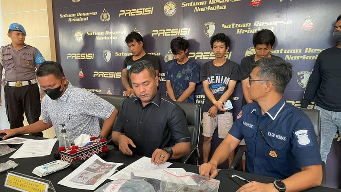 Polisi menangkap 4 begal modus setut motor di Kalideres, Jakbar