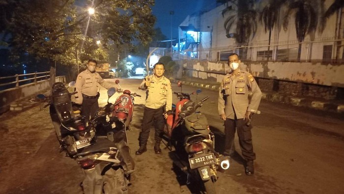 Polisi menyita sebilah celurit dari 2 ABG yang diduga hendak tawuan di Pancoran.