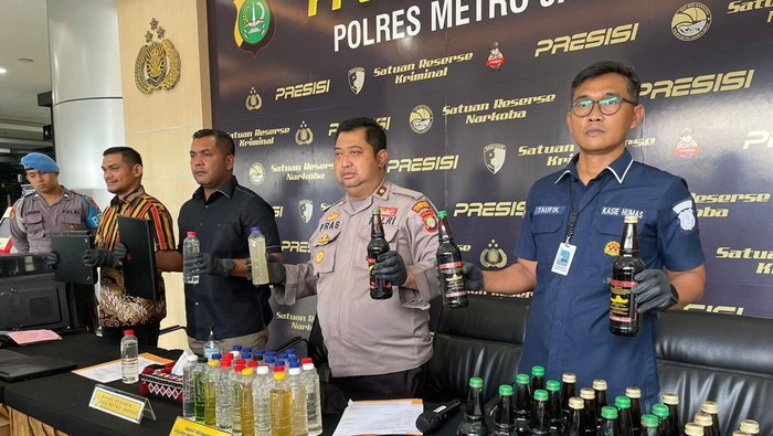 Polres Jakbar tangkap 23 tersangk kasus narkoba dan judi online selama 2 pekan terakhir.