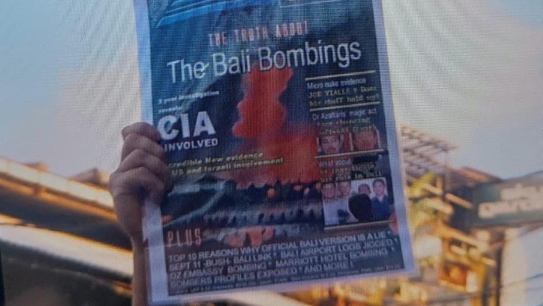 Poster dengan menyudutkan CIA dan korban bom Bali yang dibawa WN Inggris berinisial TD (41) di acara peringatan bom Bali, Legian, Kuta, Badung.