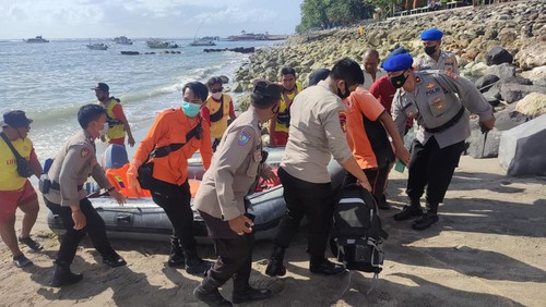 Proses evakuasi mayat perempuan tanpa identitas yang ditemukan mengambang di perairan Pantai Matahari Terbit, Desa Sanur Kaja, Denpasar, Jumat (14/10/2022) pagi