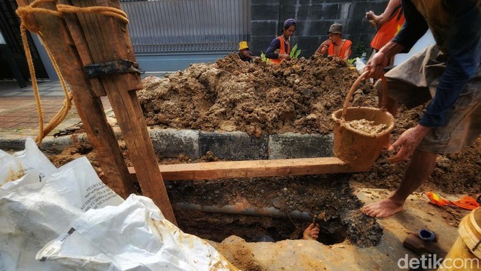 Relokasi Jaringan Kabel Fiber ke Dalam Tanah Sejumlah pekerja membuat galian untuk kabel fiber optik di Jl Agus Salim, Jakarta Pusat, Jumat (14/10/2022). Nantinya kabel yang menggantung ada dipindahkan.