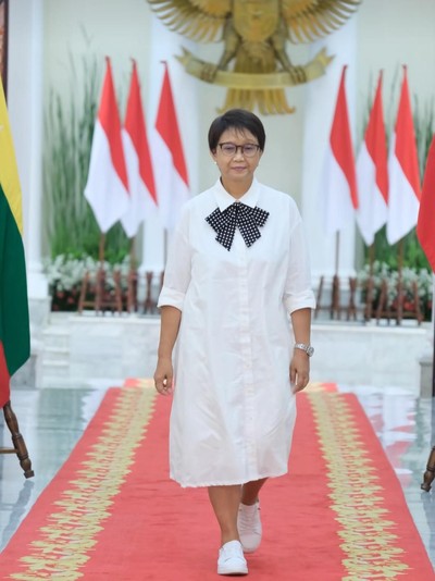 Retno Marsudi Retno Marsudi saat menjalankan tugas sebagai menteri, pakai busana kekinian.