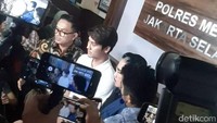 Rizky Billar keluar mengenakan baju putih. Foto: Febri/detikhot