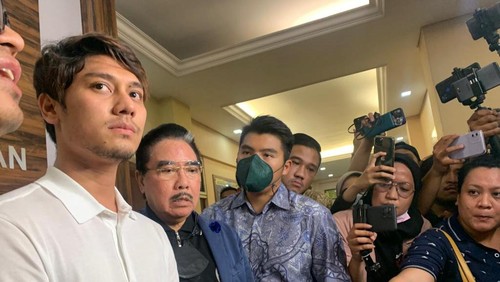 Rizky Billar akhirnya bebas dari kantor polisi.