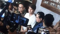 Rizky Billar bebas didampingi pengacaranya, Hotma Sitompul. Foto: Febri/detikhot