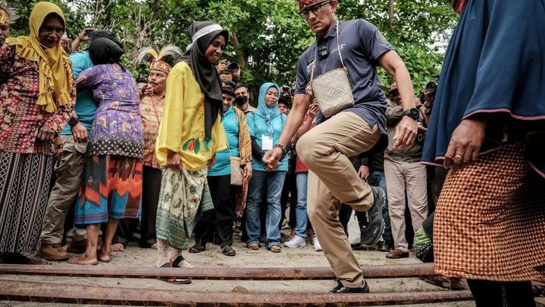 Sandiaga Uno di Desa Wisata Ugar Kunjungan Sandiaga Uno ke Desa Wisata Ugar, Kabupaten Fakfak, Papua.