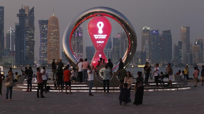 Soccer Football - FIFA World Cup Qatar 2022 Preview - Doha, Qatar - October 13, 2022 Commuters board a train at a metro station REUTERS/Hamad I Mohammed
