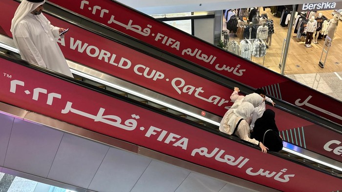 Soccer Football - FIFA World Cup Qatar 2022 Preview - Doha, Qatar - October 13, 2022 Commuters board a train at a metro station REUTERS/Hamad I Mohammed