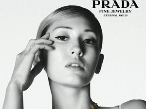 Gaya Somi Jadi Ambassador Prada, Pakai Emas Daur Ulang Pertama di Dunia