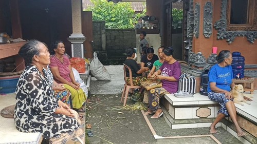 Suasana di rumah Ni Luh Gede Puspasari, Tabanan, Bali, Jumat (14/10/2022). Keluarga Puspasari tampak membuat banten atau sesajen untuk upacara nunasin.