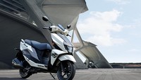 Motor ini bergaya lebih sporty dengan lekukan garis agresif di area depan, namun tetap compact. Foto: Suzuki
