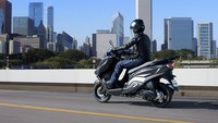 Motor ini konsumsi BBM 52,6 km/liter. Spesifikasi mesinnya 4 tak satu silinder SOHC 124 cc. Di atas kertas Brugman Street bisa memuntahkan tenaga 6,3 kW di 6.500 rpm. Foto: Suzuki