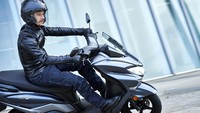 Sekilas tentang spesifikasi Suzuki Burgman Street 125 EX. Kendati punya badan bongsor seperti skutik maxi, Motor itu dibekali teknologi mesin 125cc Fuel-injected Suzuki Eco Performance Alpha, 4-tak, satu silinder, berpendingin udara, SOHC. Foto: Suzuki
