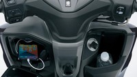 Suzuki juga membekali motor ini dengan glovebox 2L dan outlet USB. Foto: Suzuki