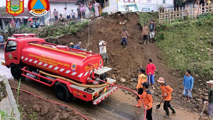 Rumah warga menggantung usai talud longsor