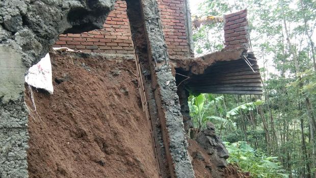Rumah warga menggantung usai talud longsor