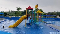 Di sini juga ada area outbond anak-anak, kolam renang, kota mini, danau, teater outdoor.