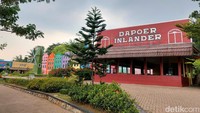 Banyak spot menarik yang bisa kamu temukan di taman seluas 7 hektar ini. Di antaranya rumah hobbit, replika kotra koboi, rumah terbalik, gazebo India, Amerika dan Jepang.