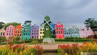 Fasilitas taman pun juga lengkap, ada toilet yang tersebar di kawasan taman, klinik kesehatan, musala, arena edukasi anak, area makan yang tersebar di taman, gazebo-gazebo dan spot foto ciamik hingga area parkir yang luas.
