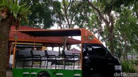 Traveler tak perlu khawatir lelah berjalan kaki, di sini juga ada bis wara-wiri yang akan mengantar kamu untuk berkeliling dengan harga Rp 5.000 saja. Kamu pun akan diajak berkeliling spot-spot ikoniknya taman.