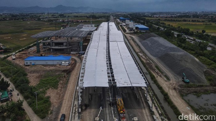 Progres pembangunan Kereta Cepat Jakarta Bandung (KCJB) sejauh ini sudah mencapai 88,8 persen. Salah satunya pembangunan Stasiun Tegalluar di Kabupaten Bandung.