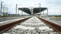 Sementara itu, pemasangan rel Kereta Cepat Jakarta-Bandung sendiri sudah selesai sepanjang 17 km. Saat diuji coba, kereta akan melaju pada kecepatan sekitar 60 km/jam.