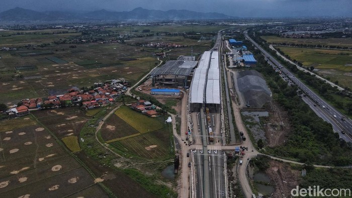 Progres pembangunan Kereta Cepat Jakarta Bandung (KCJB) sejauh ini sudah mencapai 88,8 persen. Salah satunya pembangunan Stasiun Tegalluar di Kabupaten Bandung.
