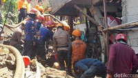 Jenazah korban dibawa ke RSUD Kota Bogor. Data terkini, ada dua orang korban tewas akibat longsor di Gang Barjo, Bogor Tengah, Bogor (M Sholihin/detikcom)