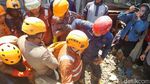 Potret Tim SAR Lanjut Cari Korban Longsor di Gang Barjo Bogor