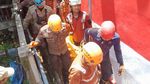 Potret Tim SAR Lanjut Cari Korban Longsor di Gang Barjo Bogor