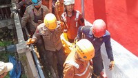 Pada awal kejadian, korban tertimbun berjumlah 8 orang. Sebanyak 4 orang berhasil dievakuasi dalam kindisi selamat tak lama setelah kejadian, 1 orang dievakuasi dalam kondisi meninggal dan 3 lainnya masih dalam pencarian atau tertimbun. (M Sholihin/detikcom)