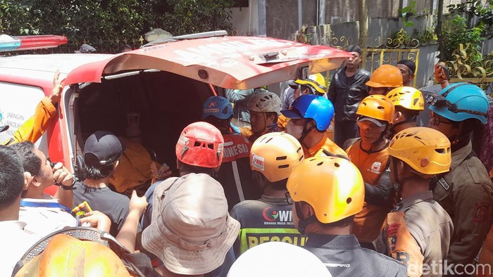 Tim SAR gabungan melanjutkan proses evakuasi tiga orang yang masih tertimbun longsor di Gang Barjo, Kota Bogor. Satu korban ditemukan meninggal dunia. (M Sholihin/detikcom) Tim SAR gabungan melanjutkan proses evakuasi tiga orang yang masih tertimbun longsor di Gang Barjo, Kota Bogor. Satu korban ditemukan meninggal dunia. (M Sholihin/detikcom)