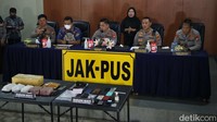Dalam konferensi pers tersebut dijelaskan timeline lengkap pengungkapan kasus narkoba Irjen Teddy Minahasa. Pada Senin (10/10) pukul 20.00 WIB, Polres Jakpus menangkap pelaku inisial HE. Dari tangan HE disita barang masing-masing bukti sabu 2 klip plastik 12 gram dan 32 gram.