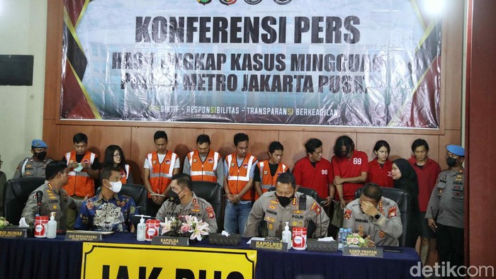 Irjen Teddy Minahasa ditangkap Propam terkait dugaan penyalahgunaan narkoba. Kasus ini terungkap atas pengembangan jajaran Polda Metro Jaya.